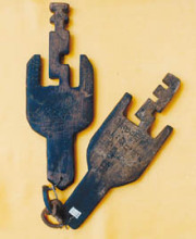 藏族地区喇嘛庙大门所用的木制大钥匙